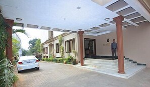 Exterior - Hotel The Metropole (Mawal)
