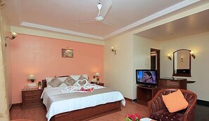 Suite Keluarga, 1 Tempat Tidur Queen, pemandangan kota, area taman | Meja kerja, kedap suara, tempat tidur lipat/tambahan, dan Wi-Fi gratis