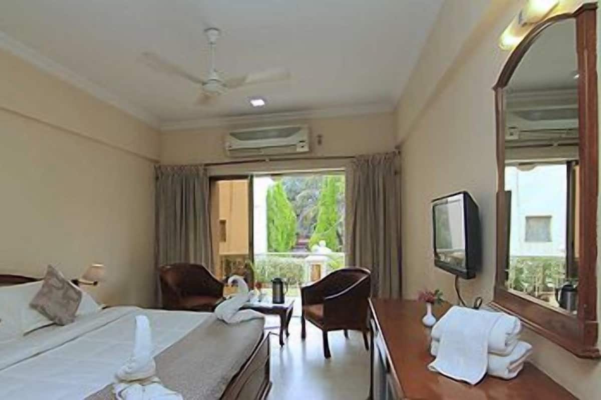 Premium Room | Desk, soundproofing, rollaway beds, free WiFi