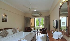 Premium Room | Desk, soundproofing, rollaway beds, free WiFi - Hotel The Metropole (Mawal)