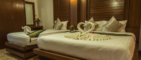 Family Triple Room (1 Double bed and 1 Single bed) | Värdeförvaringsskåp på rummet, skrivbord, extrasängar och gratis wi-fi