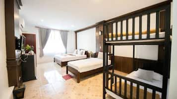 Family Room (1 Double bed and 1 Twin bed) | Coffres-forts dans les chambres, bureau, lits pliants/supplémentaires
