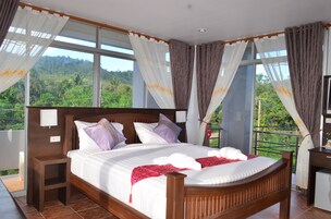  Deluxe Room with Balcony  | 客房内保险箱、办公桌、折叠床/加床（额外收费）、免费 WiFi