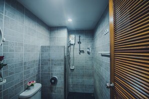 Family Triple Room (1 Double bed and 1 Single bed) | Bathroom | Shower, free toiletries, hair dryer, towels - Lanta Nice Beach House (Ko Lanta)