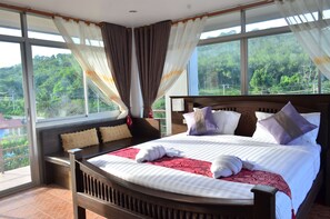  Deluxe Room with Balcony  | Tallelokero huoneessa, työpöytä, lisävuoteet, ilmainen Wi-Fi