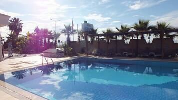 Piscine extérieure, chaises longues