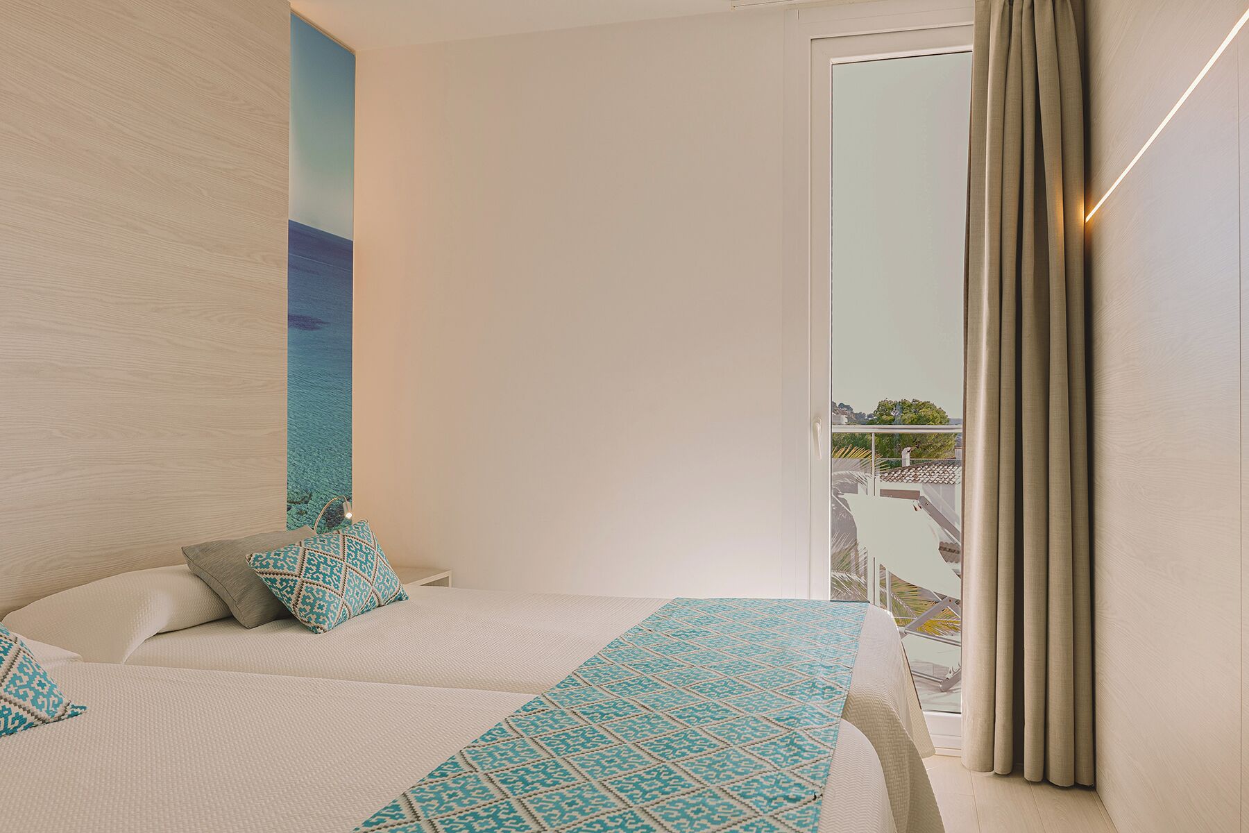 Ropa de cama hipoalergénica, minibar, caja fuerte y escritorio