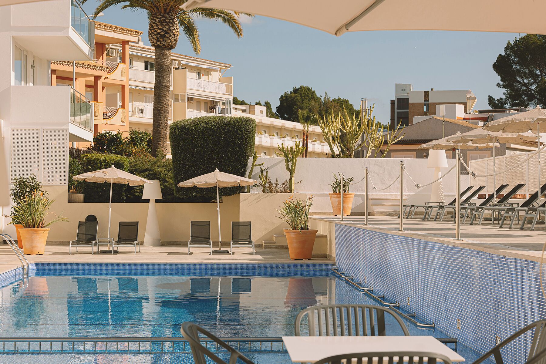 Ulkouima-allas, aurinkotuoleja