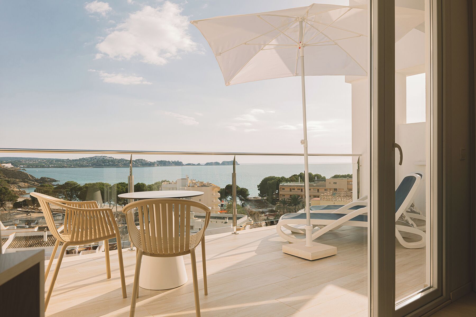 Ropa de cama hipoalergénica y minibar 