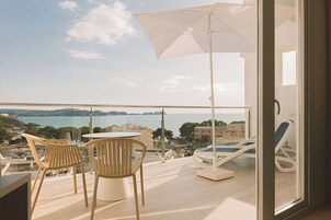 Ropa de cama hipoalergénica, minibar, caja fuerte y escritorio