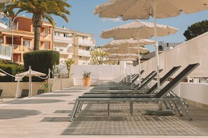 Piscine extérieure, chaises longues