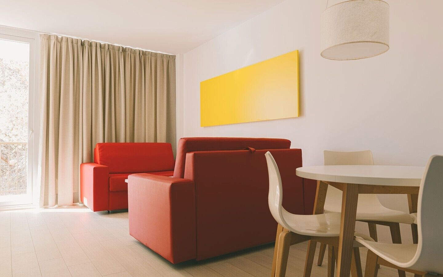 Ropa de cama hipoalergénica y minibar 