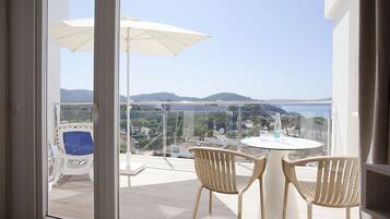 Peralatan tempat tidur hipoalergenik, bar mini, peti besi dalam bilik