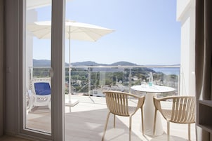 Hypo-allergenic bedding, minibar, in-room safe, desk