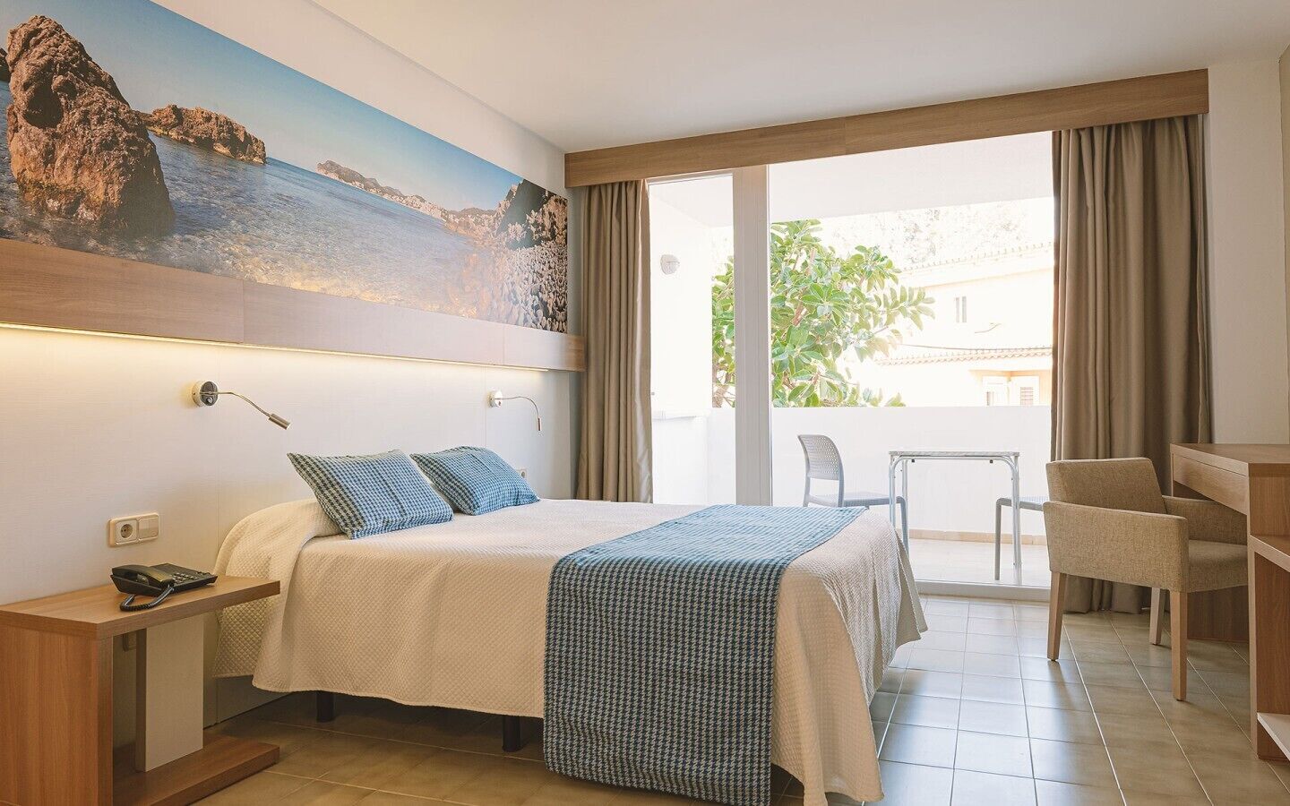 Ropa de cama hipoalergénica y minibar 