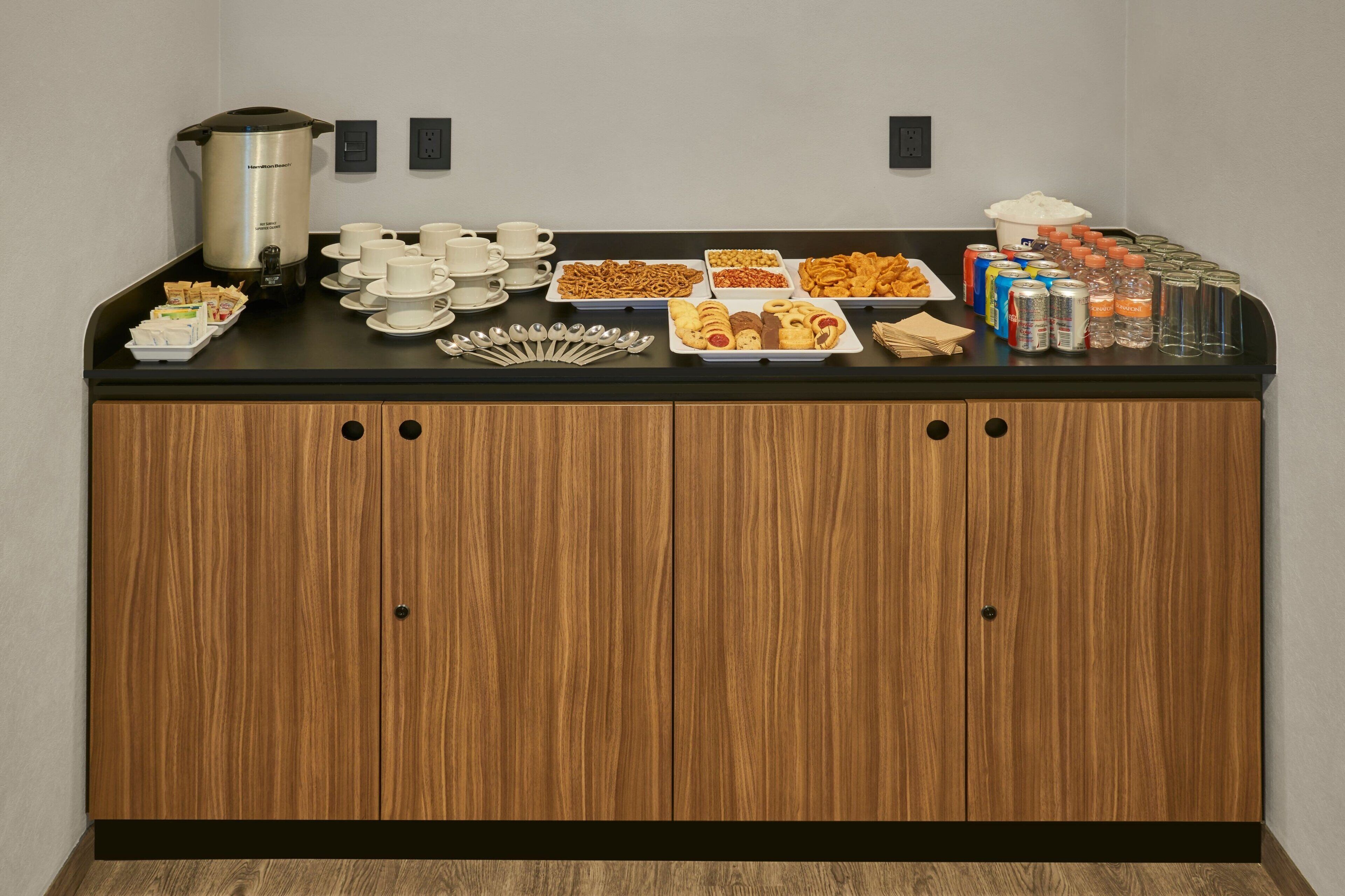 Un buffet proposant une variété de plats et de boissons.