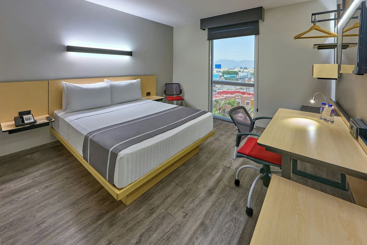 Zimmer, 1 Queen-Bett | Zimmersafe, Schreibtisch, laptopgeeigneter Arbeitsplatz