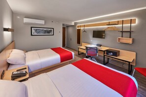 Habitació, 2 llits dobles | Caixa forta a l'habitació i escriptori