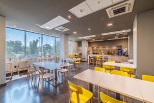 Desayuno completo gratuito y diario
