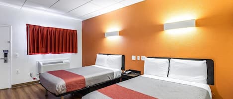 Une chambre d’hôtel avec deux lits, un rideau rouge, un appareil de climatisation et un luminaire fixé au mur.