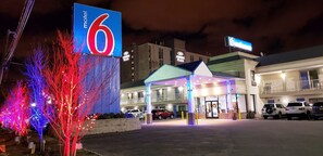 Front of property - evening/night - Motel 6 Elizabeth, NJ - Newark Liberty Intl Airport (Elizabeth)