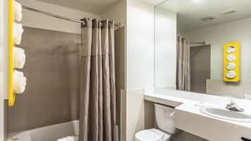 Kombinasi shower/bathtub dan perlengkapan mandi gratis