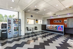 Lobby - Motel 6 Elizabeth, NJ - Newark Liberty Intl Airport (Elizabeth)