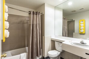 Kombinert dusj/badekar, toalettartikler (inkludert) og hårføner