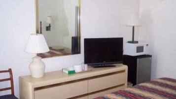 Standard Room, 1 Queen Bed, Accessible | Living area