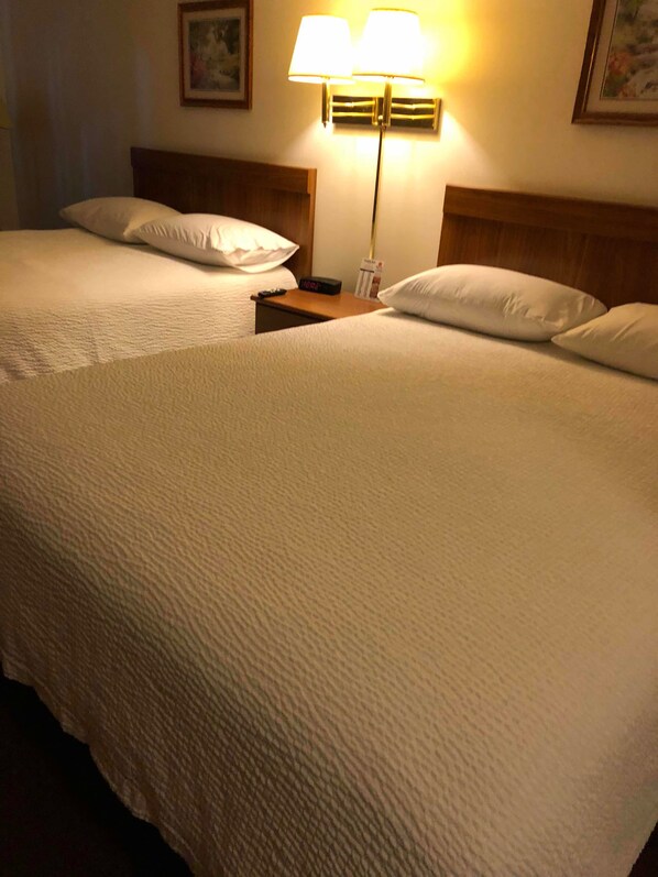 Chambre Double Supérieure, 2 grands lits | Décoration personnalisée, ameublement personnalisé, bureau