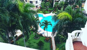 Outdoor pool, pool loungers - Residencial Las Palmeras (Boca Chica)