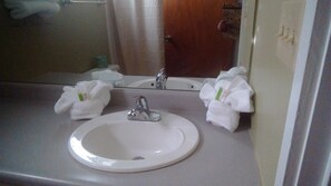 Combined shower/tub, free toiletries, towels - Sunrise Motel (Saco)
