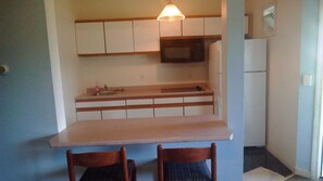 Suite Cabin | Private kitchen - Sunrise Motel (Saco)