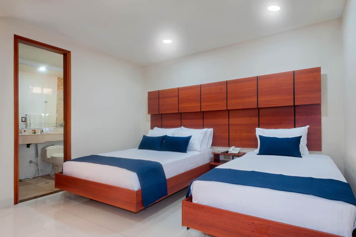 Minibar, Zimmersafe, Schreibtisch, Bügeleisen/Bügelbrett