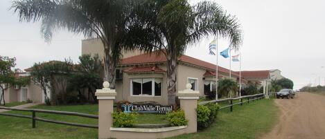 Un edificio con un cartel que dice "Club Valle Terminal Residences".