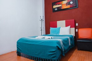 Business Room | Desk, iron/ironing board, free WiFi, bed sheets