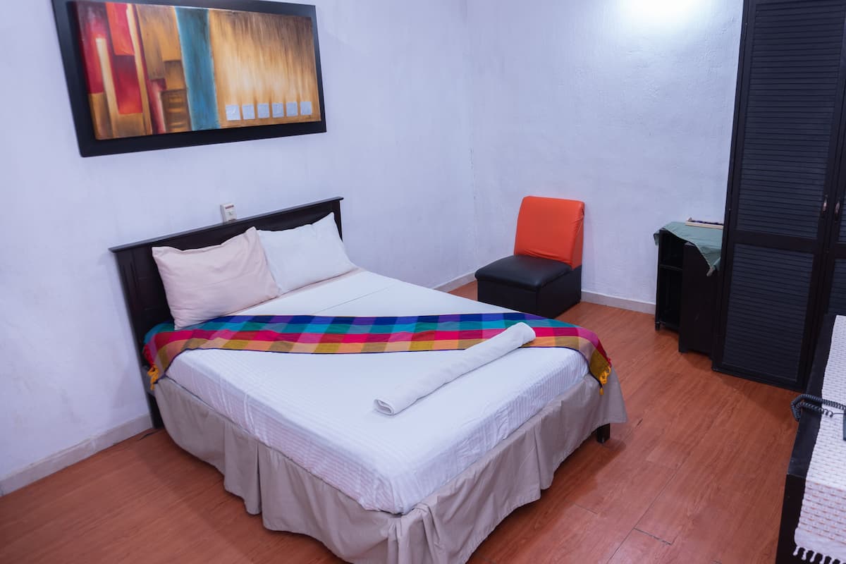 Business Room | Desk, iron/ironing board, free WiFi, bed sheets