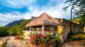 Breakfast, lunch and dinner served  - Entremonte Wellness Hotel & Spa (Apulo)