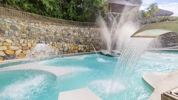 Piscine extérieure, chaises longues