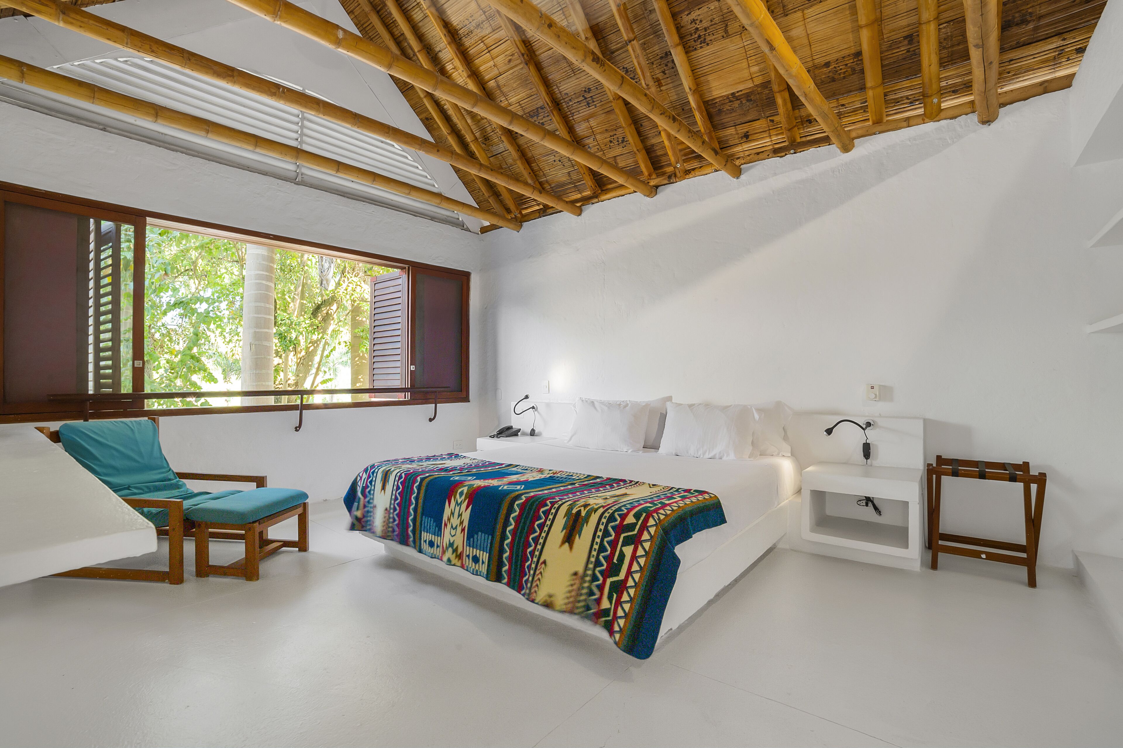 Suite superior, varias camas | Decoración individual, mobiliario individual, escritorio