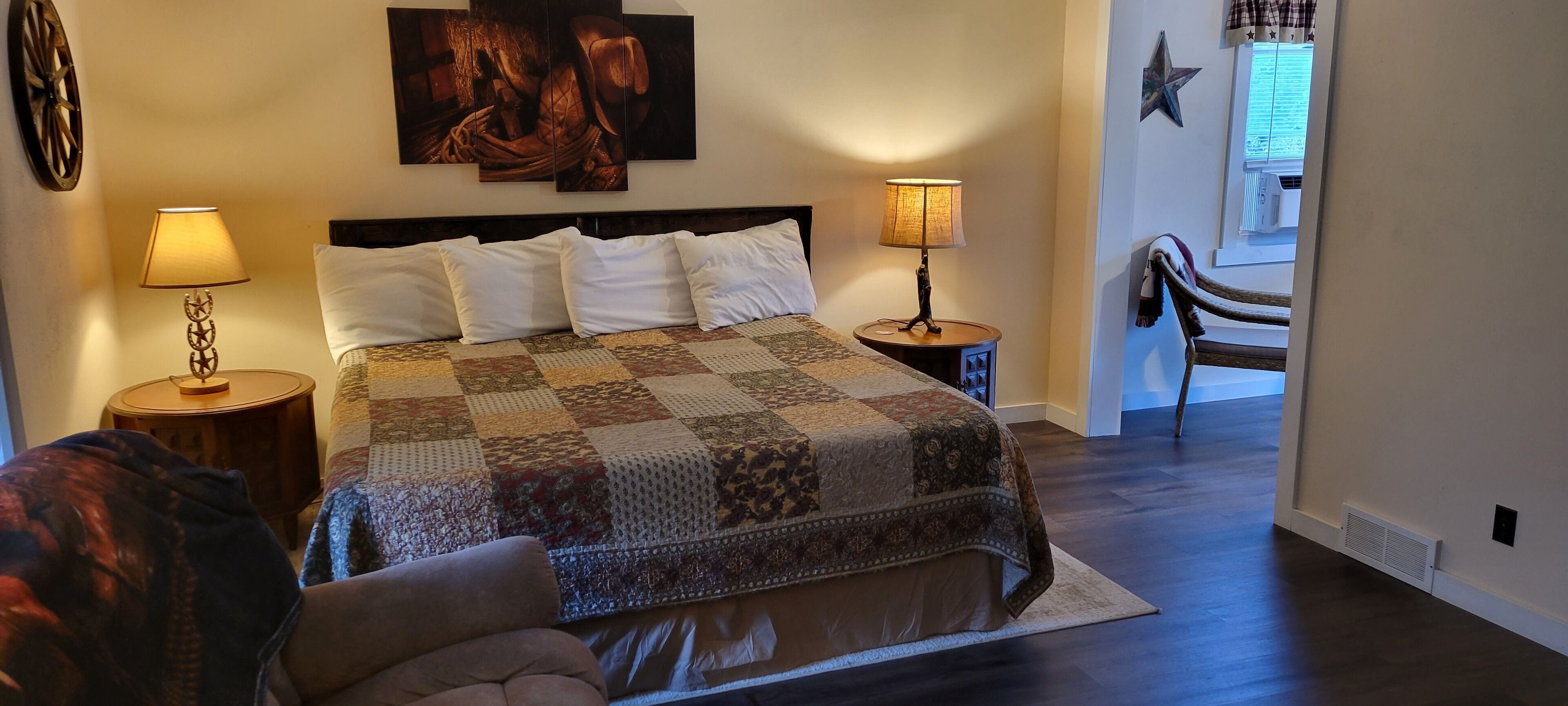 Chambre Standard, 1 très grand lit, salle de bains privée, vue jardin