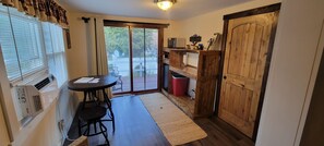 Habitación estándar, 1 cama de matrimonio grande, baño privado, vistas al jardín | Servicio de comidas en la habitación