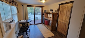 Habitación estándar, 1 cama King size, baño privado, vista al jardín | Servicio a la habitación
