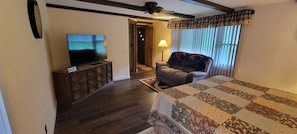 The Ranch House | Premium bedding, Tempur-Pedic beds, iron/ironing board, free WiFi - Trickling Waters Retreat (Marquette)
