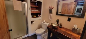 The Ranch House | Bathroom | Shower, free toiletries, hair dryer, towels