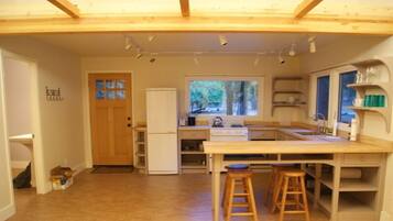 Full-size fridge, oven, stovetop, dishwasher