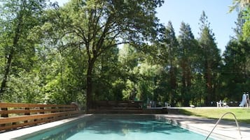2 piscines extérieures
