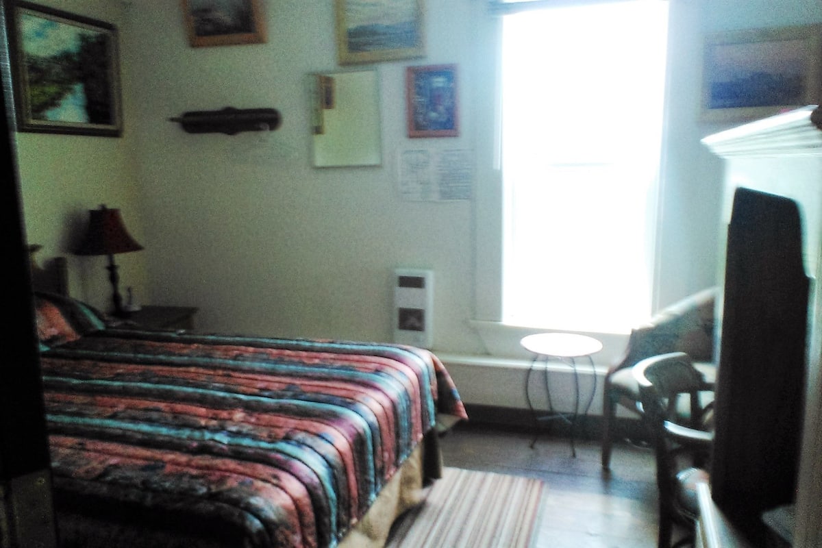 Habitación básica, 1 cama Queen size | Escritorio y wifi gratis