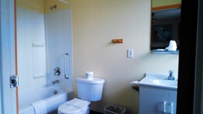 Kamar Klasik, 1 Tempat Tidur Queen | Kamar mandi | Kombinasi shower/bathtub, perlengkapan mandi gratis,  dan handuk