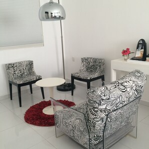 スーペリア ルーム キングベッド 1 台 | リビングルーム | 34 インチの液晶テレビ (衛星放送視聴可)、テレビ、有料ムービー